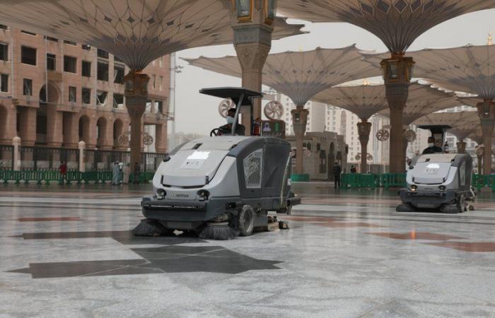 30 معدة لغسيل الأرضيات بساحات وسطح المسجد النبوي أثناء الموجة الغبارية