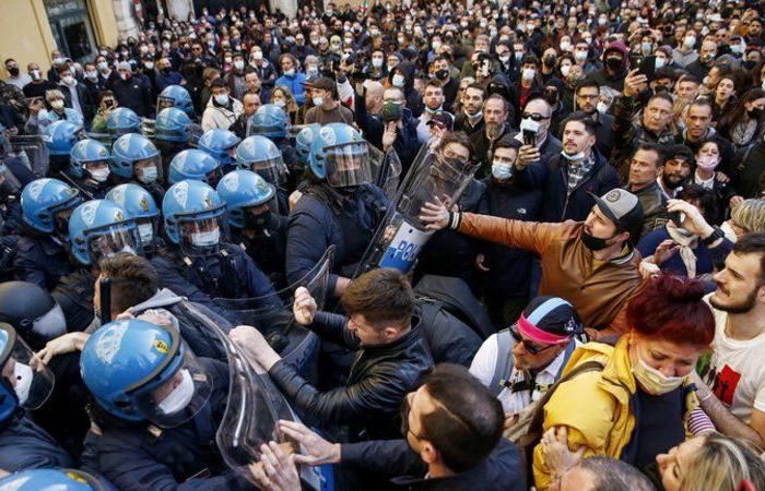 بالفيديو.. اشتباك محتجين مع الشرطة أمام البرلمان الإيطالي احتجاجاً على الإغلاق