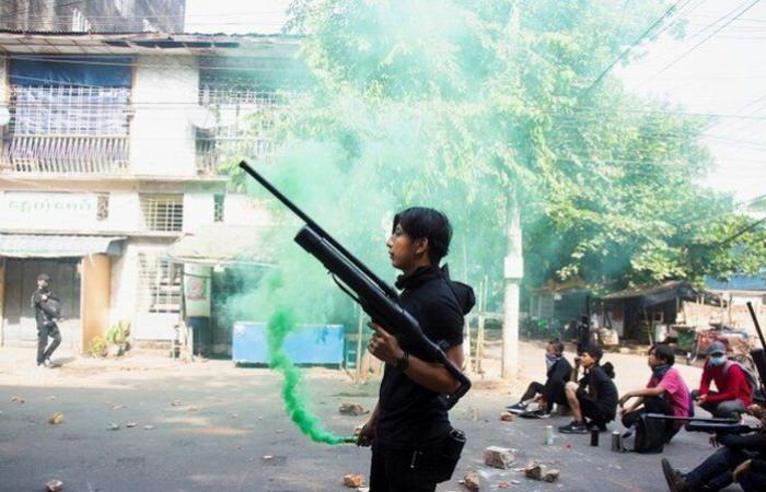 هل دخلت ميانمار محرقة الحرب الأهلية؟.. تبادل لإطلاق النار بين العسكر والمتظاهرين