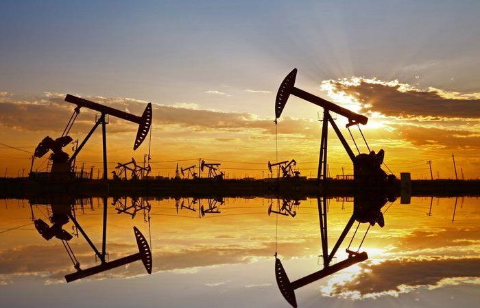 أسعار النفط تتراجع وبرنت عند 62.62 دولارًا للبرميل