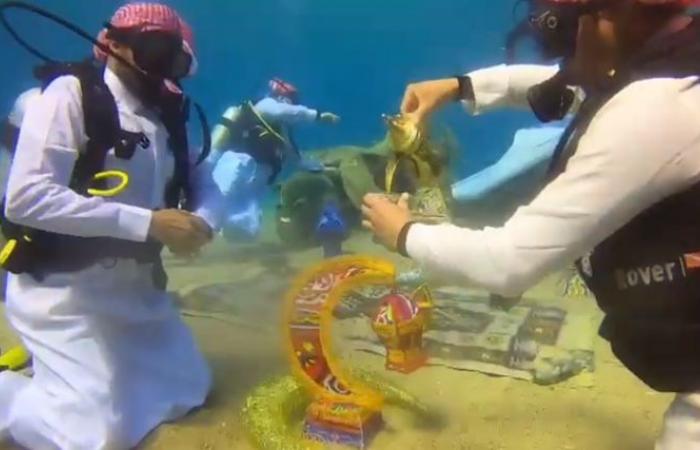 فيديو.. هلال رمضان والقهوة العربية تحت الماء