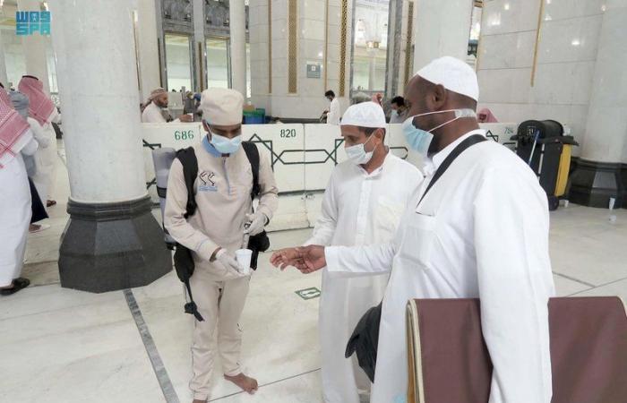 "خدمات السقيا" توزع 200 ألف عبوة زمزم يوميًا بالمسجد الحرام