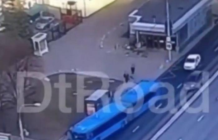 بالفيديو.. لحظة اصطدام حافلة بأعمدة إنارة وسط موسكو
