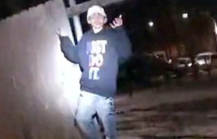 شرطة شيكاغو تنشر فيديو لإطلاق أحد ضباطها النار على مراهق.. في زقاق مظلم