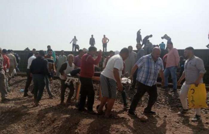 بالصور.. وفيات وعشرات المصابين في حادث خروج قطار عن القضبان بمصر