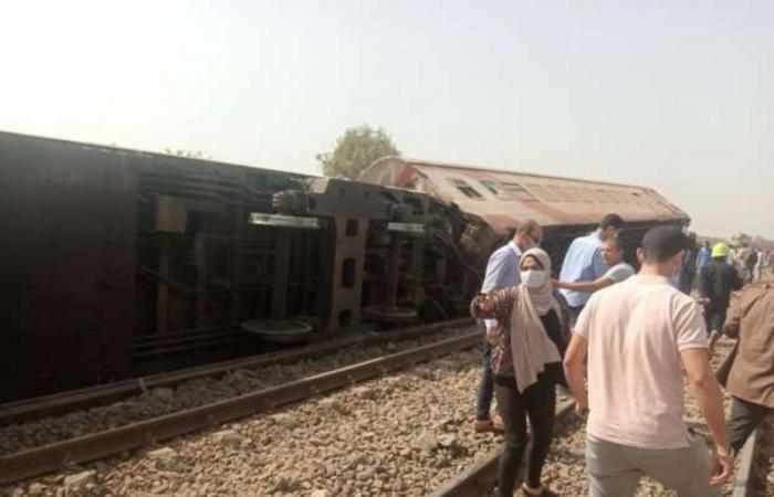 بالصور.. وفيات وعشرات المصابين في حادث خروج قطار عن القضبان بمصر