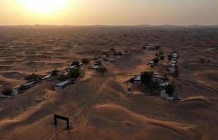 الأسبوع في 10 صور: قرية إماراتية دفنتها رمال الصحراء.. ومنازل في ويلز على حافة الهاوية