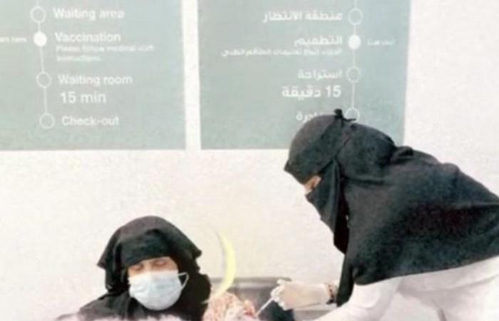 شاهد .. "كورونا" يجمع مُسنَّة سعودية وابنتها الطبيبة في مركز الظهران للقاحات