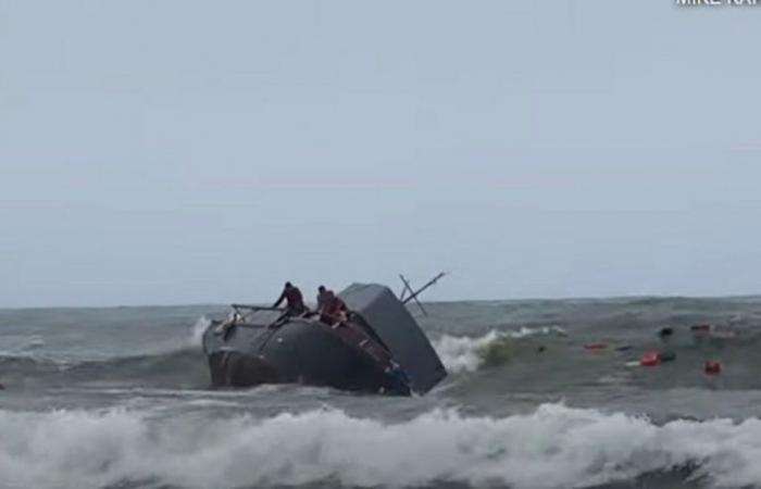 بالفيديو .. تحطم قارب يقل مهاجرين قبالة شاطئ كاليفورنيا وقفز ركابه في الماء