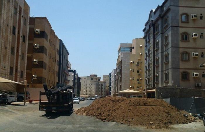 مقاول في "واحة جدة" يترك أكوامًا من التراب وسط الطريق