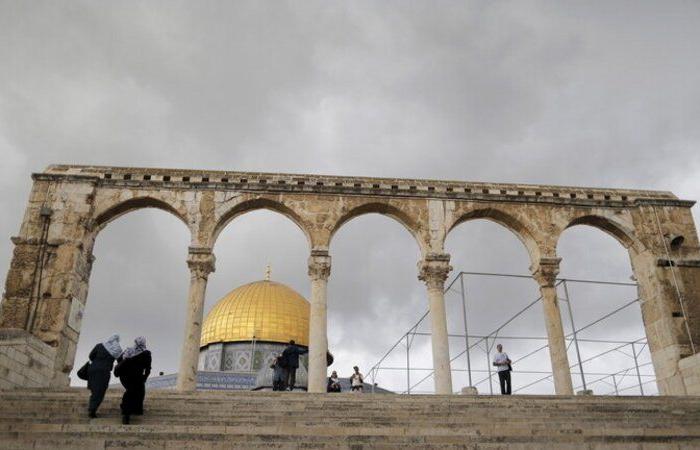 وضع خطير جداً.. إسرائيل تصادر مفاتيح المسجد الأقصى من حراس الأوقاف