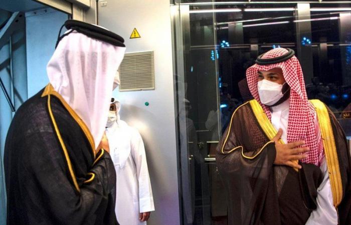 ولي العهد يستقبل أمير دولة قطر بمطار الملك عبدالعزيز الدولي في جدة