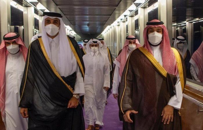 ولي العهد يستقبل أمير دولة قطر بمطار الملك عبدالعزيز الدولي في جدة
