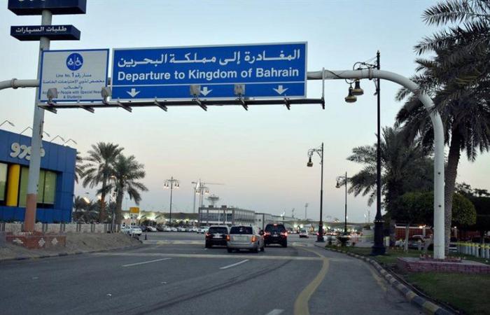 البحرينيون يستقبلون السعوديين بحملة "ولهنا عليكم" من الجسر إلى المنامة