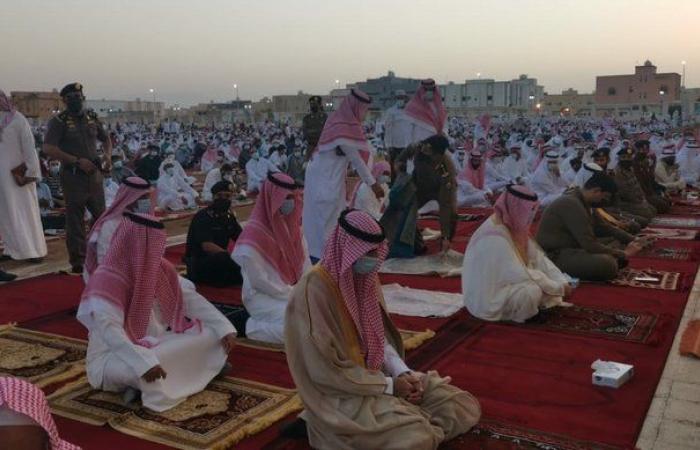 وفق منظومة من الإجراءات الاحترازية.. شاهد الجموع تؤدي صلاة العيد في ينبع