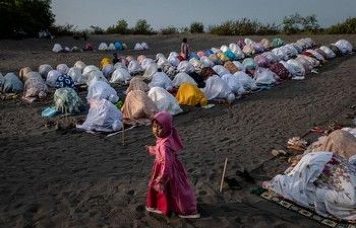 الأسبوع في 11 صورة: المسلمون يستقبلون "العيد".. وغزة تحت قصف الاحتلال الإسرائيلي