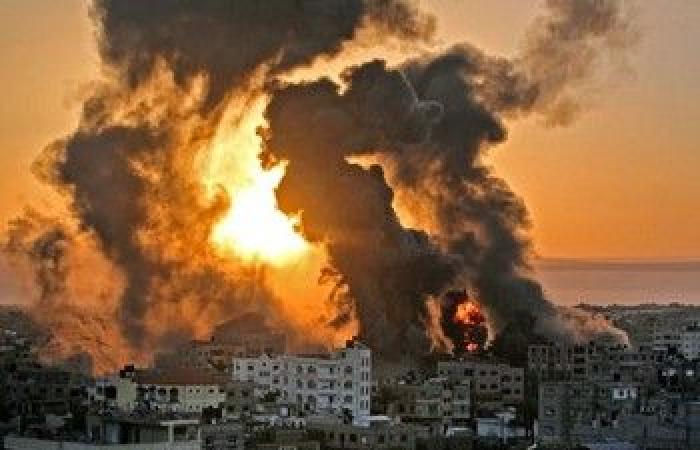 الأسبوع في 11 صورة: المسلمون يستقبلون "العيد".. وغزة تحت قصف الاحتلال الإسرائيلي