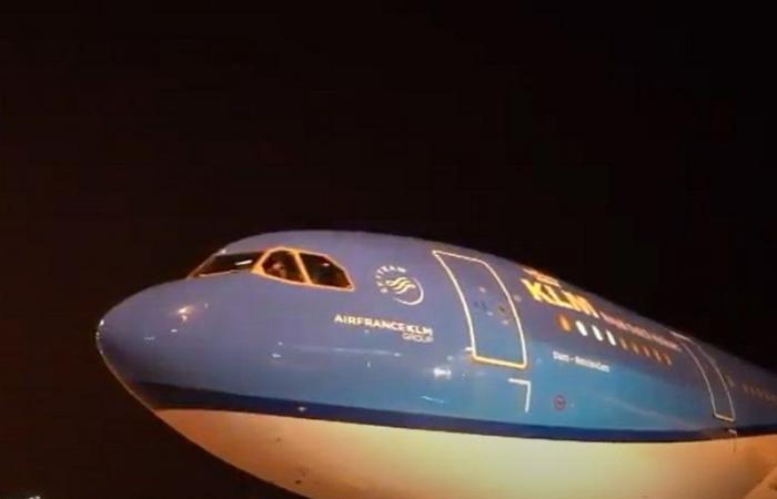شاهد بالفيديو.. لحظة انطلاق أولى الرحلات الدولية بمطار الملك فهد