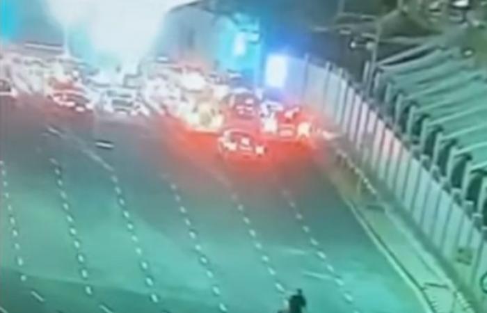 بالفيديو.. منع شاب من السفر عبر جسر الملك فهد بسبب لقاح كورونا