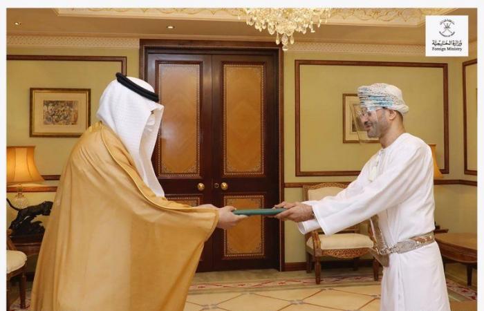 العنزي يقدم نسخة من أوراق اعتماده سفيرًا للمملكة لدى سلطنة عُمان