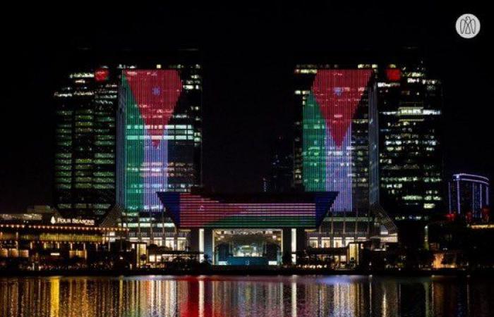 بالصور... أبو ظبي تنير أبرز معالمها بألوان العلم الأردني