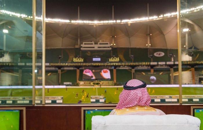 أمير الرياض يصل لملعب الملك فهد الدولي.. والتعاون يتقدم على الفيصلي بهدفين