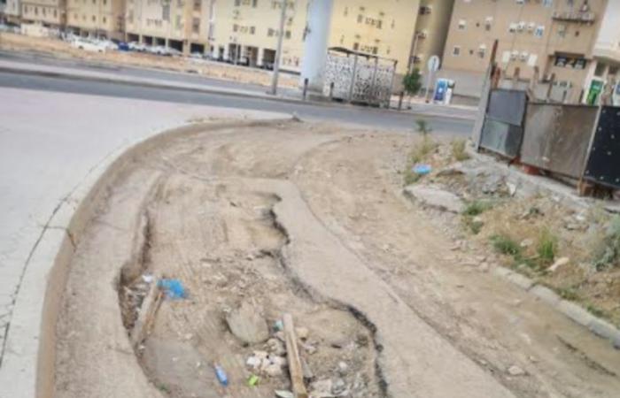 جدة.. "حي الواحة" ما بين طفح الصرف الصحي وتكسر الشوارع
