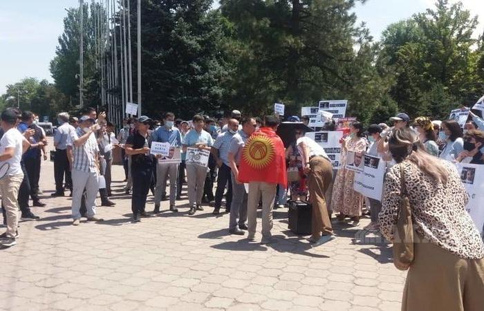متظاهرون يحتشدون أمام السفارة التركية إثر اختطاف مسؤول قرغيزستاني