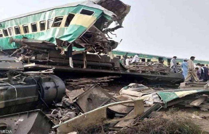 بالفيديو: لماذا التوقعات بزيادة أعداد الضحايا في تصادم قطاري باكستان؟