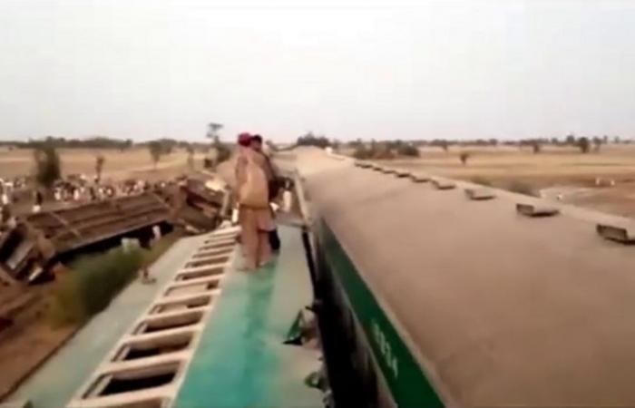 بالفيديو: لماذا التوقعات بزيادة أعداد الضحايا في تصادم قطاري باكستان؟