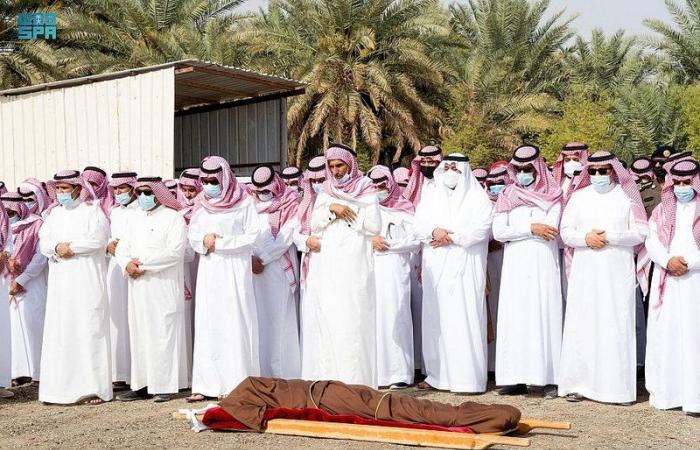 نائب أمير الرياض يؤدي صلاة الميت على المستشار الخاص لأمير المنطقة