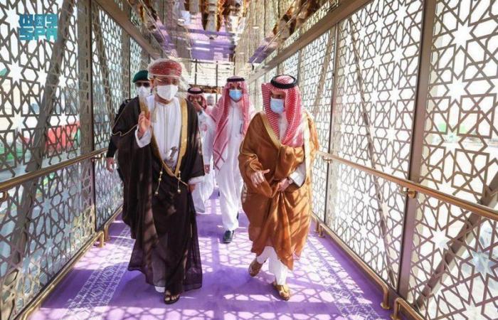 وزير الخارجية يستقبل نظيره العُماني لدى وصوله الرياض