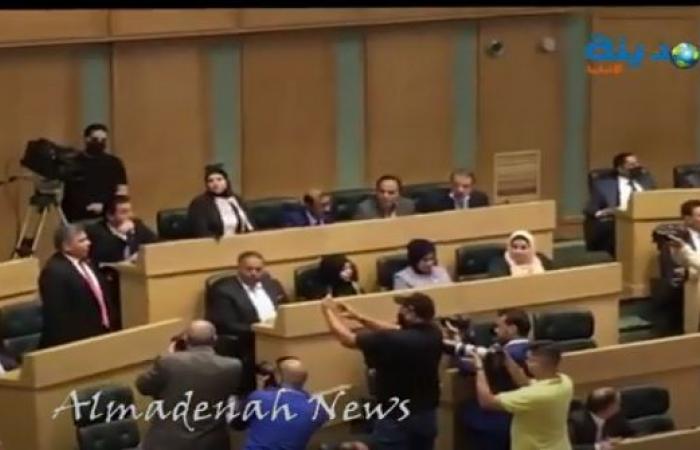 بالفيديو : شاهد رمزي العجارمة يؤدي اليمين الدستوري نائبا في المجلس