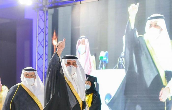 "أمير تبوك" يرعى حفل تخريج حملة البكالوريوس والماجستير بجامعة فهد بن سلطان