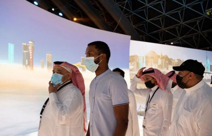 لاعبون من ناديي "الاتحاد" و"النصر" يزورون معرض مشروعات منطقة مكة بقبة جدة