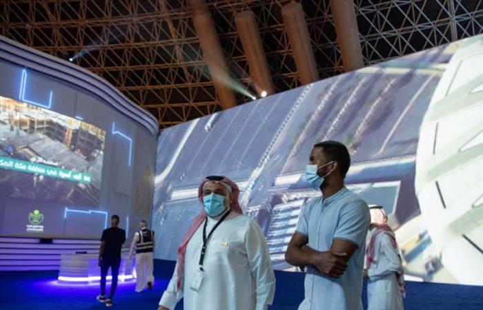 لاعبون من ناديي "الاتحاد" و"النصر" يزورون معرض مشروعات منطقة مكة بقبة جدة