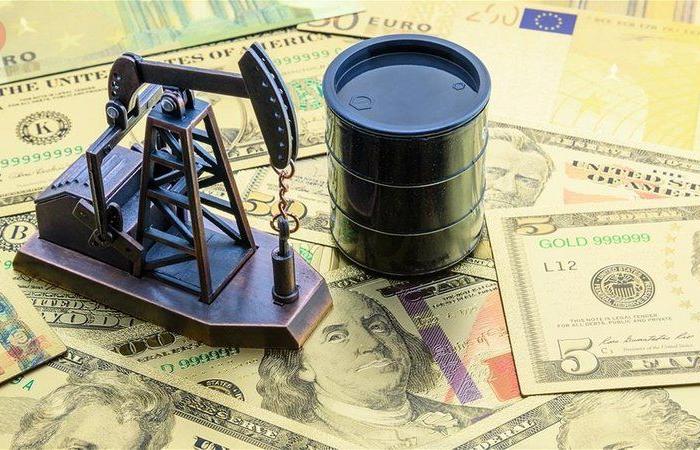 تراجعت بنسبة 0.6%.. ارتفاع الدولار يدفع بأسعار النفط للانخفاض