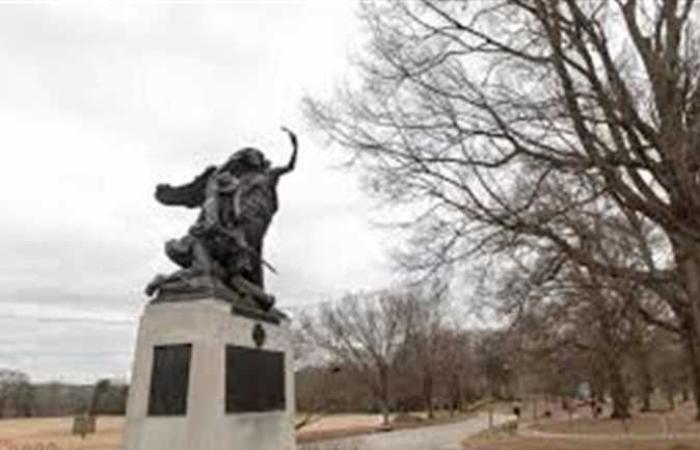 «الأرض المحايدة»..مطالبات بإزالة تماثيل «أسياد الكونفيدرالية» من الأماكن العامة بالولايات المتحدة