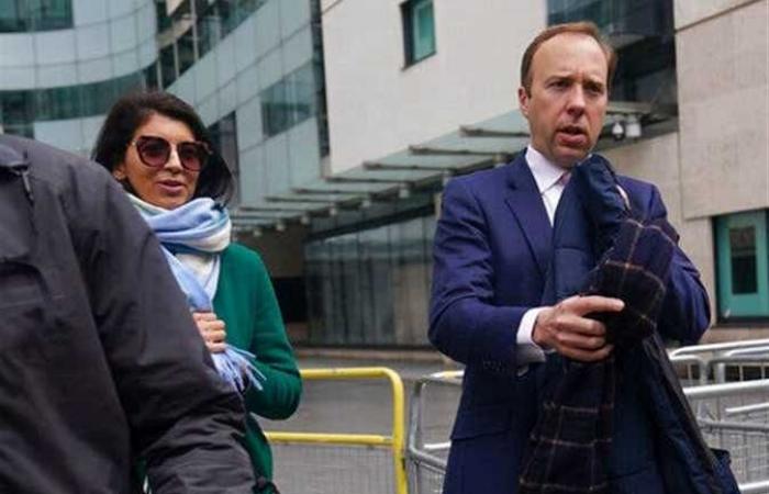 فضيحة في بريطانيا.. كاميرات تكشف علاقة حميمية بين وزير ومساعدته داخل مكتبه (صور وفيديو)