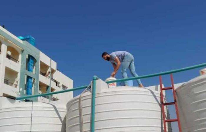 تطهير خزانات المياه في مستشفى العريش العام