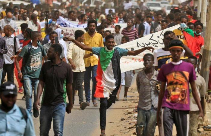 السودان.. احتجاجات تطالب بتنحي الحكومة بسبب رفع الدعم
