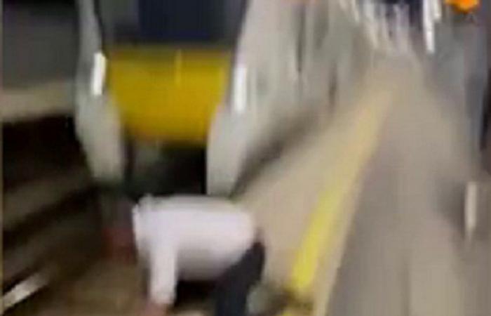 فيديو صادم.. رفع يده وترك الرجل يواجه مصيره تحت القطار