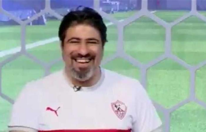 مذيع عربي يظهر بقميص الزمالك على الهواء ويوجه رسالة.. فيديو