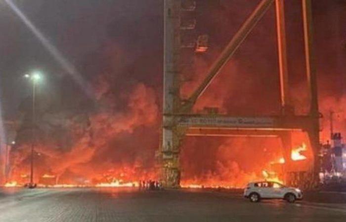 مصادر إعلامية: حريق بسفينة تجارية قبالة ميناء جبل علي
