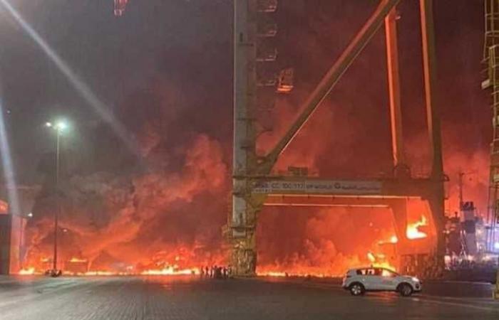 أول تعليق من دبي على حريق ناجم عن انفجار حاوية على متن سفينة بميناء جبل علي
