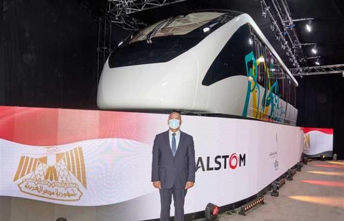 وزير النقل يفتتح خط إنتاج تصنيع قطارات المونوريل (صور)