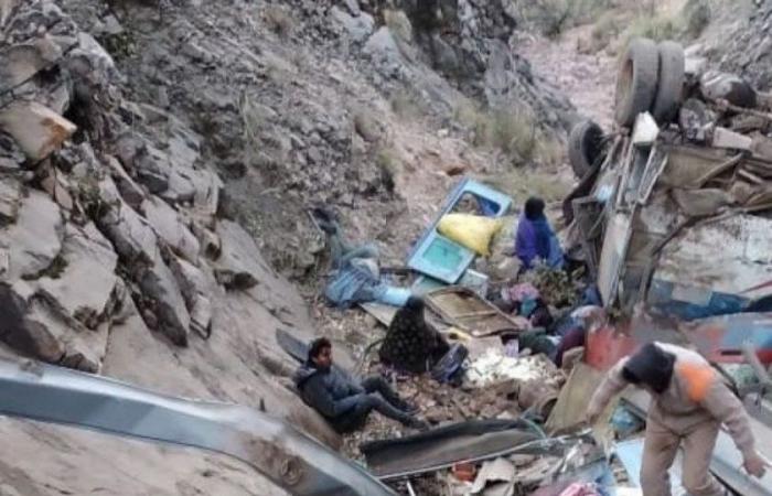 شاهد.. مصرع 34 شخصًا في سقوط حافلة في منحدر جبلي ببوليفيا