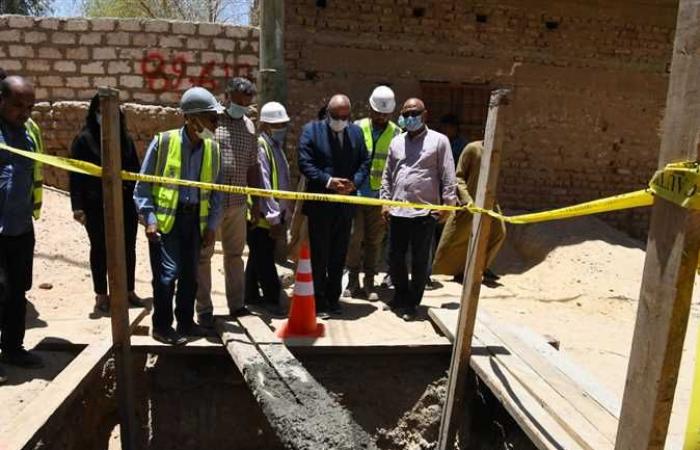 محافظ قنا يتفقد مشروعات الصرف الصحي التابعة لـ«حياة كريمة»