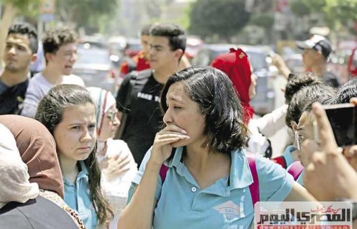 ردود فعل طلاب الثانوية العامة اليوم .. «الكيمياء» شامل المنهج كله وبحاجة لوقت (صور)