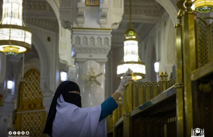 شاهد.. 549 عاملة ومشرفة لتطهير وتعقيم مصليات النساء بالمسجد الحرام